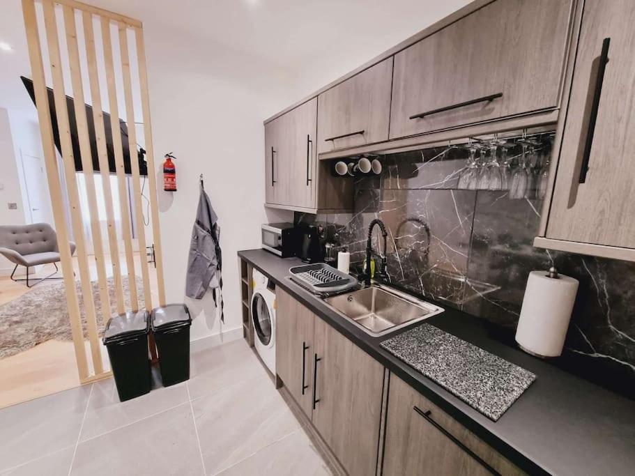 Lmk, Spacious 1 Bedroom Ground Floor Apartment, Ev Charger, Free Parking Wi-Fi, Great Location Belfast Exterior photo