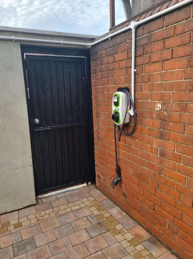 Lmk, Spacious 1 Bedroom Ground Floor Apartment, Ev Charger, Free Parking Wi-Fi, Great Location Belfast Exterior photo